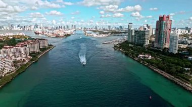 Yat limanında lüks bir yat. Miami hava manzaralı. Miami 'de panoramik hava aracı görüntüsü. Miami plajı hava manzarası. Lüks marina. Florida, Miami Beach 'teki Marina şehri. Skyline panorama. Yat gezisi..