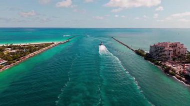 Deniz kanallı, havadan lüks bir manzara. Gemi Miami limanından ayrılıyor. Miami Denizi 'nden Horizon Manzarası. Fisher Adası ve Güney Noktası. Yat teknesiyle Miami Kanalı 'nın hava görüntüleri. Denizdeki sürat teknesi.