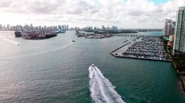 Gemisi olan Miami kargo limanı. Lüks marinalı Miami şehri. Yat teknesi olan deniz marinası. Miami 'de yatçılık. Manzaralı hava limanı manzarası. Miami Limanı. Havadan panoramik görüntü. Panoramik şehir manzarası.