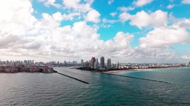 Lüks marinalı Miami şehri. Lüks gökdelenli deniz marinası. Güney noktasında. Manzaralı hava manzarası. Miami güney sahili manzarası. Havadan panoramik görüntü. Miami limanı ve marinası.