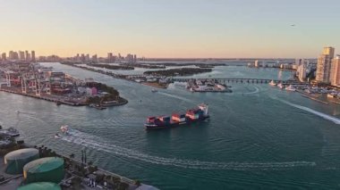 Miami, Florida, ABD - 28 Nisan 2025: konteynırlı kargo limanı. Miami Limanı. İhraç ve ithalat. Miami limanı ve sahil gemisiyle şehir manzarası. Hava görüntüsü. Miami Limanı günbatımı hava görüntüsü.