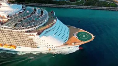 Gemi Miami sahil limanından ayrılıyor. Miami turu. Gemi seyahati. Yaz tatilindeki deniz yolculuğunun havadan görünüşü. Gemi turu ve deniz seyahati. Lüks yolcu gemisi yolculuğunun havadan görünüşü. Tatil gezisi.