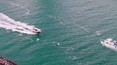 Yat limanına giden tekne. Yelkencilik ve yat turizmi. Lüks bir yaşam tarzı. Yaz tatili. Havadan açık deniz botu. Denize açılmak. Yat üstü manzarası. Sürat teknesi denizde yüzüyor. Miami deniz yatı.