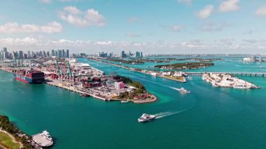 Miami, Florida, ABD - 07 Şubat 2025: Limandaki CMA CGM kargo gemisinin hava görüntüsü. Miami limanı. Konteynır gemisi olan kargo iskelesi. Miami Limanı. Dodge Adası ve şehir manzarası. Miami havalimanı. Kargo işi..