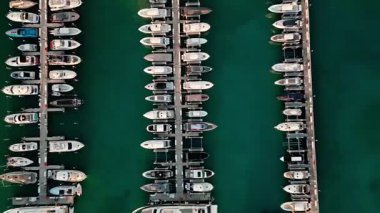 Lüks marina manzarası. Lüks bir yat limanında. Lüks bir hayat. Miami lüks marinası. Yaz tatili. Marina hava manzarası. Yat limanı. Yat kulübü marinası..