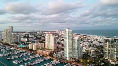 Miami güney plajı, günbatımı gökyüzü. Yat kulübü. Marina Miami, Florida 'da. Özel rıhtım. Lüks yatı olan Güney Point Miami marinası. Yaz tatili. Lüks Güney Sahili marinası. Lüks yat..