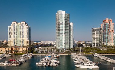 Miami ufuk çizgisi afişinin havadan görüntüsü. Miami şehrinin insansız hava aracı görüntüsü. Güney Miami ve okyanus manzarası