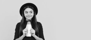 Gülümseyen çocuk sarı arka planda şampuan şişesi tutuyor, günlük alışkanlıklar. Çocuk saçı bakımı afişi, fotokopi alanı olan poster başlığı