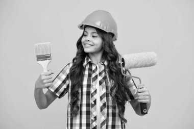 İnşaat alanında küçük miğfer ustası. Fırça aletli ya da boya silindirli genç kız ressam. Tamir işinde olan bir çocuk. Yenileme konsepti