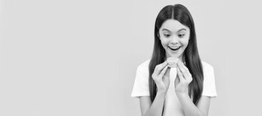 Tatlı fırınında sürpriz çocuk. Sürpriz çocuk Fransız makaronu tutuyor. Kurabiye. Şekerleme. Tatlı Fransız kekleri. Genç kız diş bakımı. Tatlı düşkünü. Lezzetli. Pastane bisküvileri.