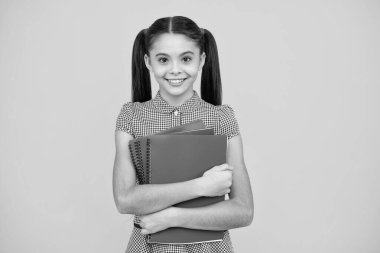 Genç kız öğrenci kitapları, not defterleri, sarı arka planda izole edilmiş, kopyalama alanı. Okula dönüş, gençlik yaşam tarzı, eğitim ve bilgi. Mutlu ergen, pozitif ve gülümseyen liseli