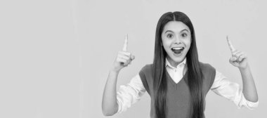 Sarı arka plan fikrinden esinlenilmiş uzun saçlı, hayret verici genç kız öğrenci. Çocuk yüzü, yatay poster, izole edilmiş genç kız portresi, fotokopi alanı olan pankart