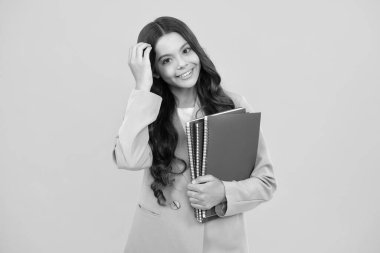 Okula dönelim. Kitaplı liseli bir kızın portresi. Çocuk okulu ve eğitim konsepti. Öğrenci kız.