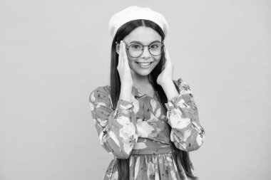 Mutlu yüz, pozitif ve gülümseyen genç kız duyguları. Gözleri iyi görmeyen genç bir çocuk gözlük takıyor, şaşı bakıyor. Çocuk gözlükleri. Mutlu ergen, pozitif ve gülümseyen duygular