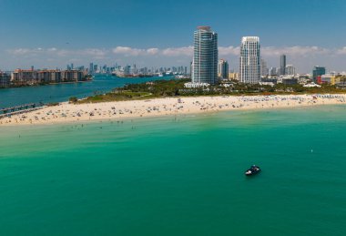 Ufuk çizgisi olan Miami Plajı hava aracı görüntüsü. Miami yukarıdan. Miamis 'in ünlü simgeleri. Gökdelenleri olan South Pointe plajı. Miami şehri panoraması. Miami Sahili 'nin okyanus manzarası