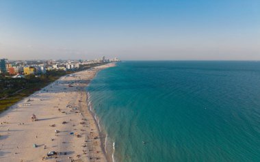 Ufuk çizgisi olan Miami Plajı hava manzarası. Miami yukarıdan. Miamis 'in ünlü simgeleri. Miami Şehri Panoraması