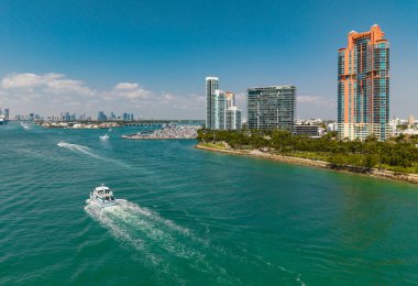 Ufuk çizgisi olan Miami Plajı hava manzarası. Miami yukarıdan. Miamis 'in ünlü simgeleri