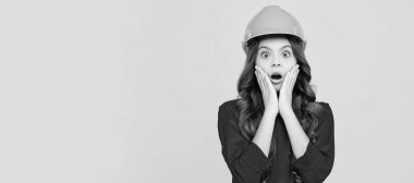 Gelecekteki mühendis. Onarım yapıyorum. Koruyucu şapkalı genç kız şaşırdı. Miğfer yatay poster tasarımlı çocuk geliştirici. Başlık, kopyalama alanı