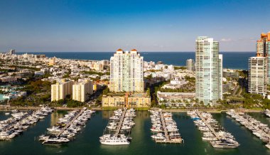 Miami sahil denizcisinin hava görüntüsü. Miami deniz manzarasının insansız hava aracı görüntüsü