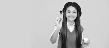 Fransız bereli mutlu genç kız pudra bwush, seçici odak, kozmetik sürün. Genç çocuklar için makyaj malzemeleri, poster tasarımı. Güzellik çocukları makyaj, fotokopi alanı ile pankart