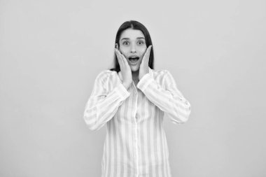 Ağzını açarak şaşırmış genç bir kadın. Heyecanlı, nefes nefese bir kızın portresi. Etkileyici yüz ifadeleri. Heyecanlı kadın yüzü