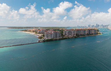 Fisher Adası. Ufuk çizgisi olan Miami Plajı hava aracı görüntüsü. Miami yukarıdan. Fisher Adası 'nın ünlü simgeleri. Gökdelenleri olan Fisher Adası