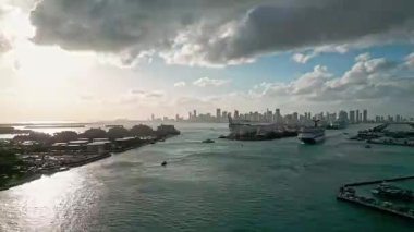 13 Aralık 2024 - Miami Plajı, Florida: Miami Güney Sahili 'nin yanında seyir gezisi gemisi Karnaval Fethi. Miami Limanı 'ndan kalkan yolcu gemisi Karnaval Fethi. Gezici Karnaval Zaferi Güney Sahili yakınlarında gün batımında yelken açıyor.
