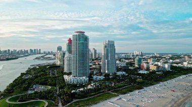Gökdelenli şehir silueti. Havadan şehir manzarası. Miami Güney Sahili lüks mimarisi. Gökdelen şehir manzarasında lüks bir manzara. Şehir merkezinin hava manzarası. Miami 'de lüks bir gökdelen. Yerleşim alanı.
