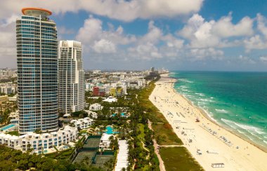 Miami ufuk çizgisinin havadan görünüşü. Miami şehrinin insansız hava aracı görüntüsü. Güney Miami ve okyanus manzarası. Miami silüeti