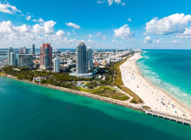 Miami Sahili şehir manzarası. Miami yaz havası manzarası. Miami sahil şeridi. Güney Sahili Miami hava manzarası. Florida 'daki mavi okyanus silueti. Miamis şehir manzarası. Okyanus kıyısında. Yaz gökdeleni silüeti
