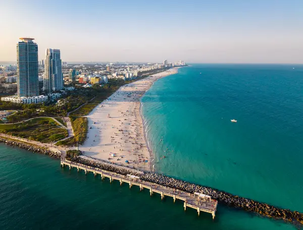 Ufuk çizgisi olan Miami Plajı hava manzarası. Miami yukarıdan. Miamis 'in ünlü simgeleri. Gökdelenleri olan Güney Pointe plajı