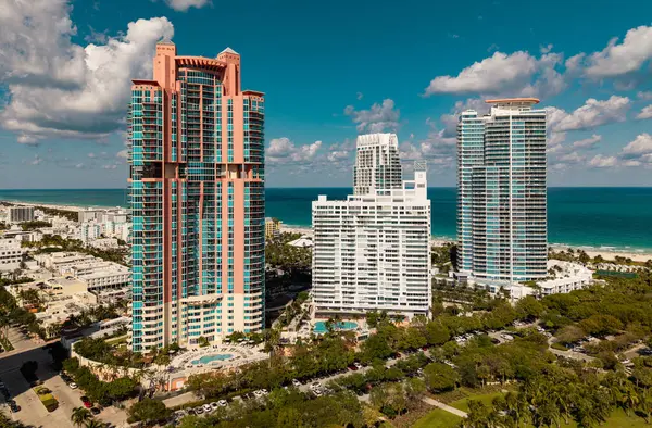 Miami plajı şehir manzarası. Miami yaz havası manzarası. Miami sahil şeridi. Güney Sahili Miami hava manzarası. Mavi okyanus silueti. Miami şehir manzarası