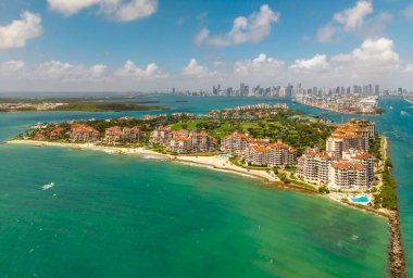 Turkuaz suları olan Miami Plajı 'nın havadan görünüşü. Miami siluetinin insansız hava aracı görüntüsü. Güney Miami Sahili 'nin en iyi manzarası. Lüks gökdelenleri ve okyanusları olan Miami şehri. Miamis 'in ünlü sahil şeridi manzarası