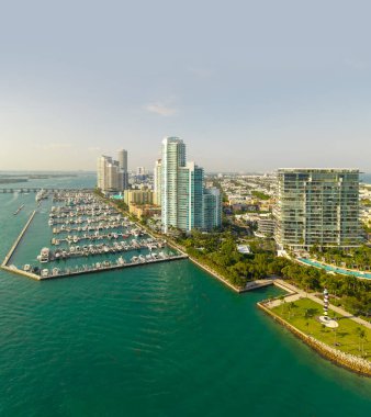 Ufuk çizgisi olan Miami Plajı hava manzarası. Miami 'nin ünlü silueti