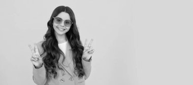 Olumlu duygularını ifade et. Güneş gözlüklü kıvırcık saçlı neşeli çocuk. Çocuk yüzü, yatay poster, izole edilmiş genç kız portresi, fotokopi alanı olan pankart