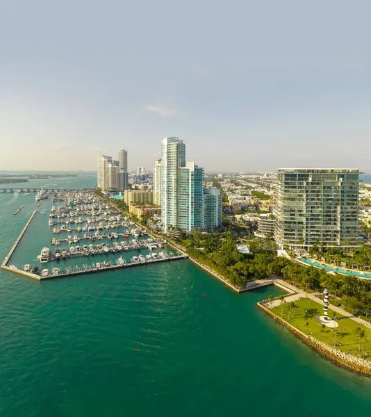 Ufuk çizgisi olan Miami Plajı hava manzarası. Miami 'nin ünlü silueti