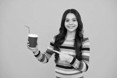 Elinde kahve fincanı tutan liseli kız, öğrenme ve eğitim. Kahve molası ve okul molası. Okula dönelim. Yeni yetme plastik bardaklar Kakao ya da çay içecekler