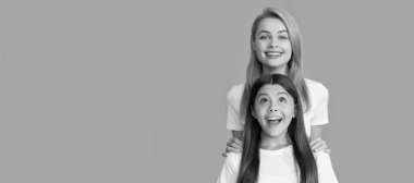 Anne ve kız çocuk afişi, kopyalama alanı, izole edilmiş arka plan. Nesil. Neşeli anne ve kızı. Anne ve genç kız portresi
