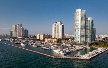 Ufuk çizgisi olan Miami Plajı hava aracı görüntüsü. Miami yukarıdan. Miami 'nin ünlü simgelerinin insansız hava aracı görüntüsü
