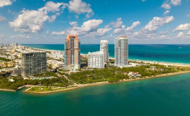 Turkuaz suları olan Miami Plajı 'nın havadan görünüşü. Miami siluetinin insansız hava aracı görüntüsü. Gökdelenleri ve okyanusları olan Miami şehri