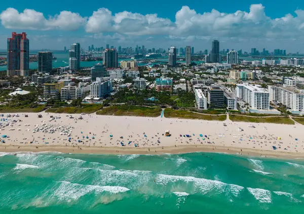 Ufuk çizgisi olan Miami Plajı hava manzarası. Miami 'nin ünlü silueti
