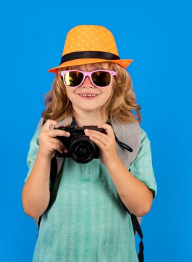 Seyahat kameralı çocuk tatilde. Çocuk gezisi ve macera konsepti