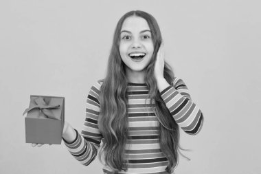 Hediye kutusu olan genç bir çocuk, stüdyo izole edilmiş bir geçmişi var. Doğum günü hediyesi, sevgililer günü, yeni yıl ya da Noel. Çocuk hediye kurdeleli hediye kutusunu tut.