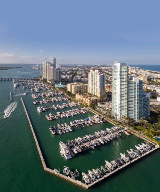 Yatı ve yelkenlisi olan Miami marinası. Miami marinası ve turkuaz okyanus