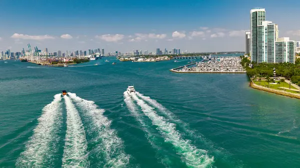 Miami Plajı 'nın gökyüzü manzarası. Yat ve teknelerle Miami Sahili 'nin insansız hava aracı görüntüsü. Güney Miami Plajı