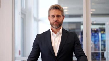 İş adamı portresi. Başarılı bir iş. Liderlik başarısı. İş molasında ofis müdürü. Başarılı bir iş adamı liderliği. Ofiste kendine güvenen bir iş adamı takım elbise giyer. 4k görüntü.