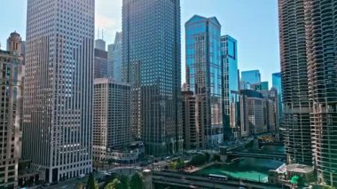 Chicago, ABD - 21 Ekim 2024: City. Chicago Illinois hava aracı üstgeçidi. Nehir bölgesindeki gökdelen ve ofis binası. Chicago şehir merkezi gökdeleni. Havadan şehir manzarası. Canlı 4K.