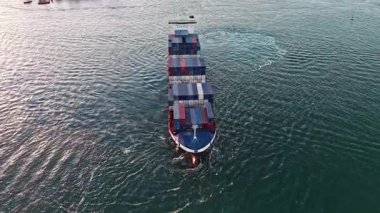 Miami, Florida, ABD - 28 Nisan 2025: Kargo işi. Konteyner gemisi. Nakliye lojistiği. Ticari nakliye. Kargo gemisi denizde, hava manzaralı. Yük konteynırı kargo gemisine yüklendi. Hava manzaralı kargo gemisi. Okyanus nakliye gemisi.