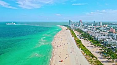 Miami 'de yaz tatili. Sahilde deniz seyahati. Biscayne Körfezi Havacılık. Biscayne Körfezi 'nde yolcu gemisi. Miami kıyı şeridi. Miami güney sahili hava manzaralı. Deniz sahili ve sahil şeridi. Gezici turizm.