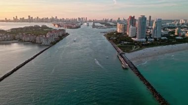 Gün batımında Miami hava manzarası. Limana giden Miami deniz marinası. Miami limanından ayrılan bir yolcu gemisi. Deniz marinası anteninden. Lüks liman ve liman. Lüks tatil binası.